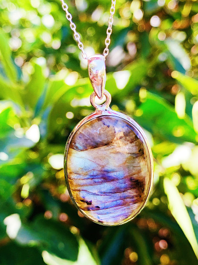 Óvalo Estelar ✨ Necklace with Natural Labradorite – Protection & Intuition