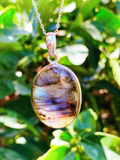 Óvalo Estelar ✨ Necklace with Natural Labradorite – Protection & Intuition