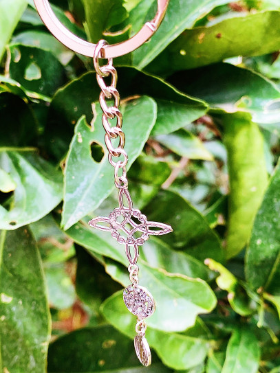 🔮 Llavero Talismán de Triple Protección ✨: Nudo de Bruja, San Benito y Tetragramatón de Plata | Protección total