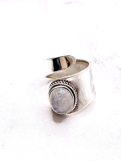 Anillo 'Trenza Balinesa' de Piedra luna - Feminidad