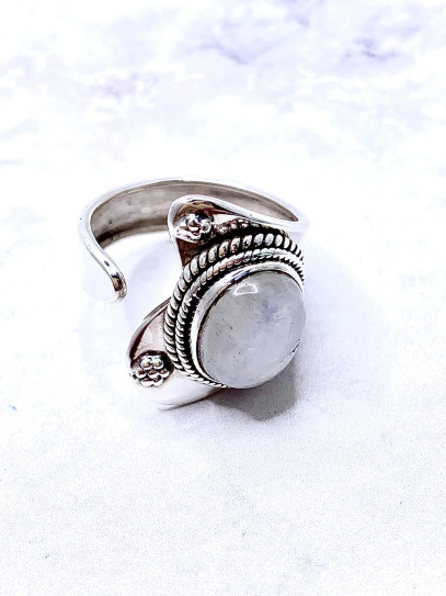 Moonstone 'Mineral Trail' Ring – Femininity and Protection