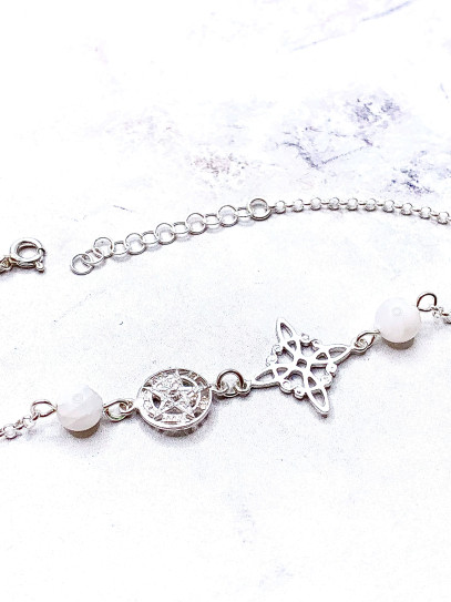 Pulsera triple protección de plata: Nudo de Bruja y Tetragramatón con Cuarzo blanco