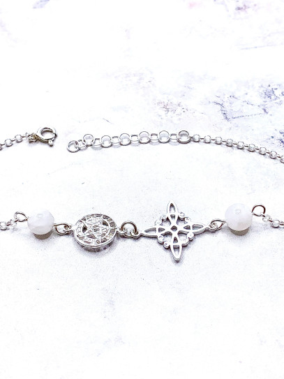 Pulsera triple protección de plata: Nudo de Bruja y Tetragramatón con Cuarzo blanco