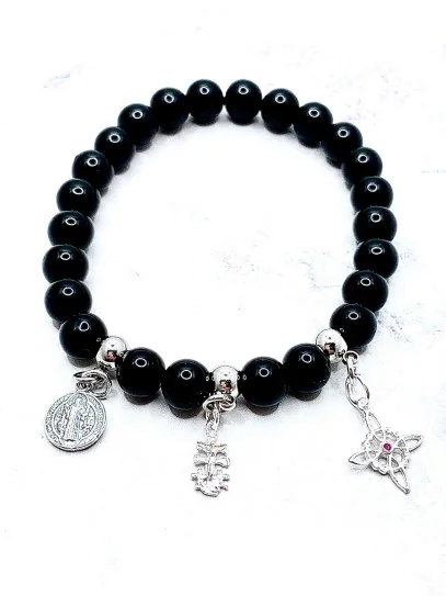 Pulsera triple protección de 8mm plata: Nudo de Bruja, Cruz de Caravaca y San Benito con Turmalina