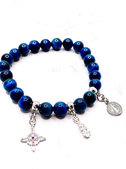 Pulsera triple protección de 8mm plata: Nudo de Bruja, Cruz de Caravaca y San Benito con Ojo de Tigre azul
