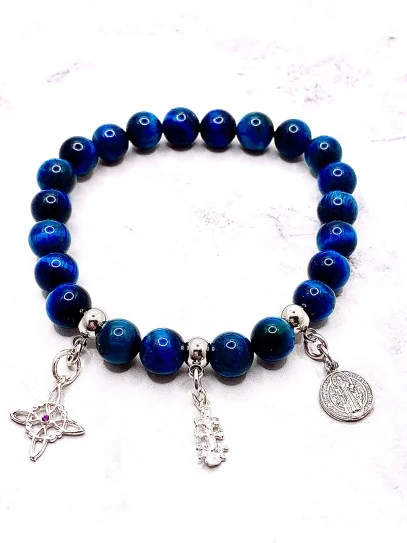 Pulsera triple protección de 8mm plata: Nudo de Bruja, Cruz de Caravaca y San Benito con Ojo de Tigre azul