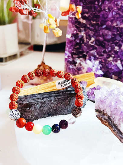 Pulsera 'Chakra Guardian Rudraksha' de Rudraksha natural y los 7 chakras