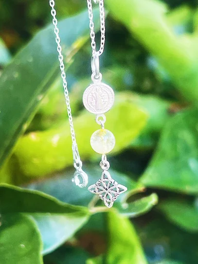 Collar triple protección de plata: Nudo de Bruja y San Benito - Citrino rutilado