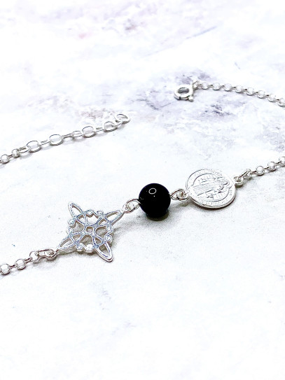 Pulsera triple protección de plata: Nudo de Bruja y San Benito con Turmalina