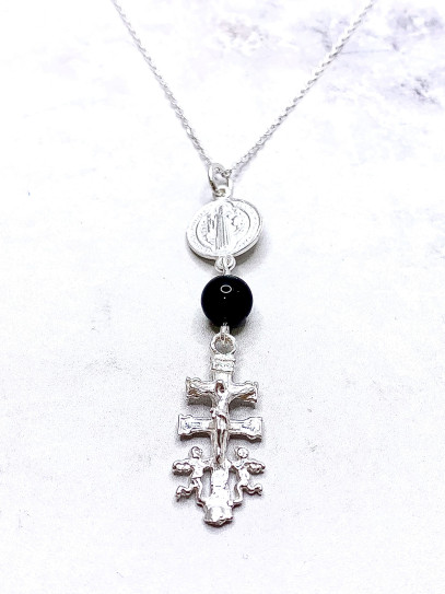 Collaret triple protecció: Medalla de Sant Benet, Creu de caravaca i Turmalina de plata