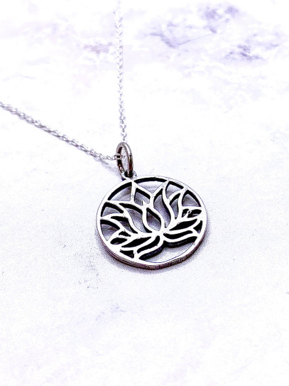 Collar Flor de Loto – Símbolo de Paz y Renacimiento ✨