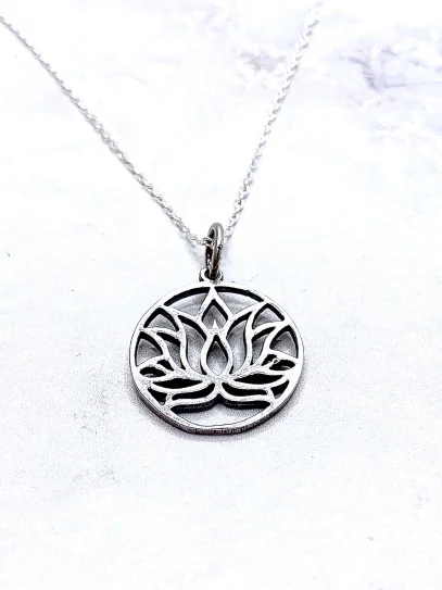Lotus Flower Necklace – Symbol of Peace and Rebirth ✨