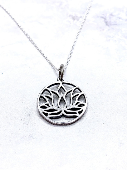 Collar Flor de Loto – Símbolo de Paz y Renacimiento ✨