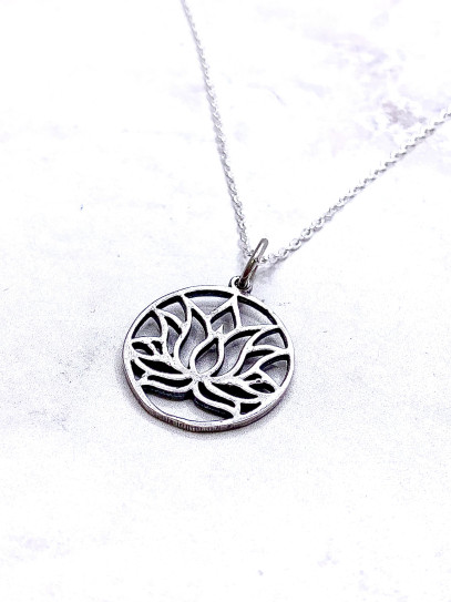 Collar Flor de Loto – Símbolo de Paz y Renacimiento ✨