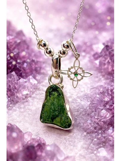 Collar de Nudo de Bruja y Moldavita doble protección extrema de plata