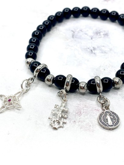 Pulsera triple protección de plata: Nudo de Bruja, Cruz de Caravaca y San Benito con Turmalina