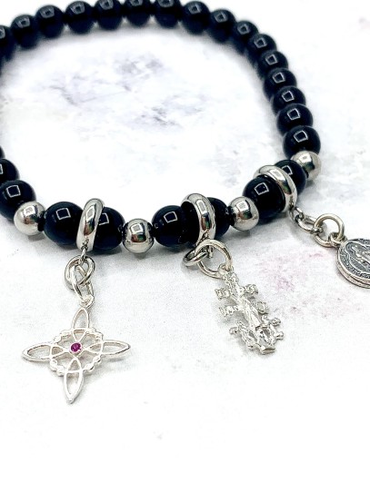 Pulsera triple protección de plata: Nudo de Bruja, Cruz de Caravaca y San Benito con Turmalina