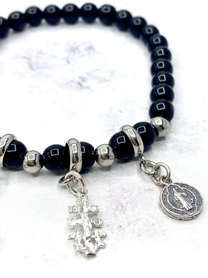 Pulsera triple protección de plata: Nudo de Bruja, Cruz de Caravaca y San Benito con Turmalina