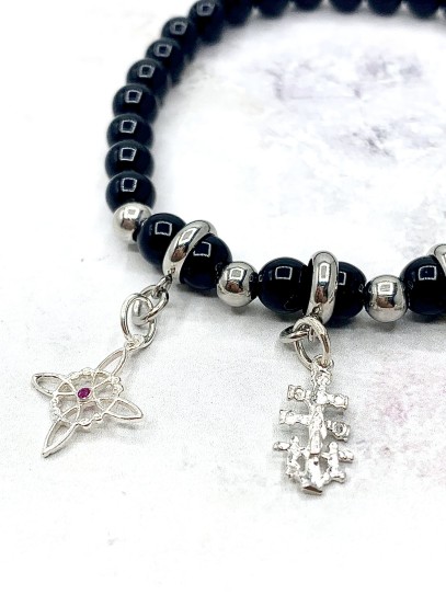 Pulsera triple protección de plata: Nudo de Bruja, Cruz de Caravaca y San Benito con Turmalina