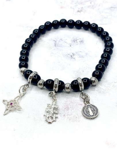 Pulsera triple protección de plata: Nudo de Bruja, Cruz de Caravaca y San Benito con Turmalina