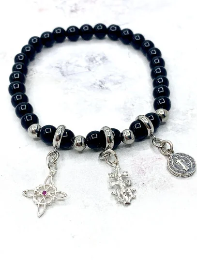 Pulsera triple protección de plata: Nudo de Bruja, Cruz de Caravaca y San Benito con Turmalina