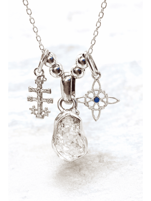 Collar Triple Luz Cósmica ✨ de Cuarzo Herkimer, Cruz de Caravaca y Nudo de bruja