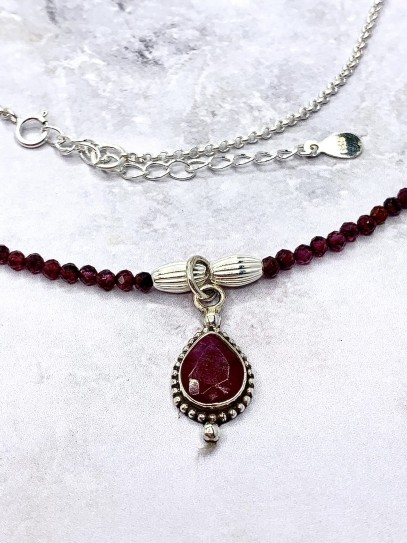 Collar 'Harisha' de Rubí