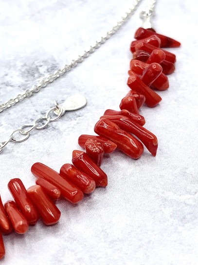 Collar 'Akshi' de Coral rojo