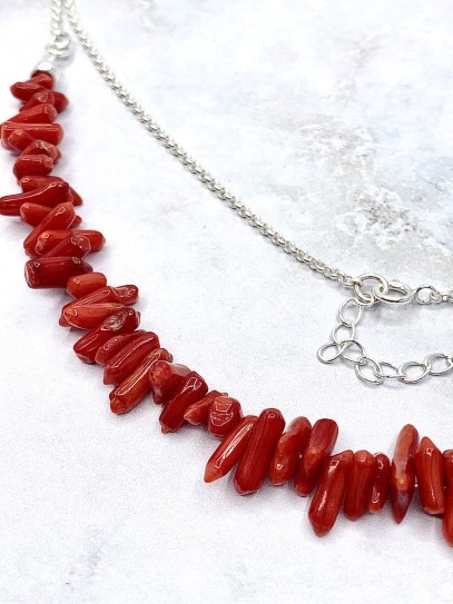 Collar 'Akshi' de Coral rojo