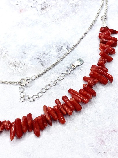 Collar 'Akshi' de Coral rojo