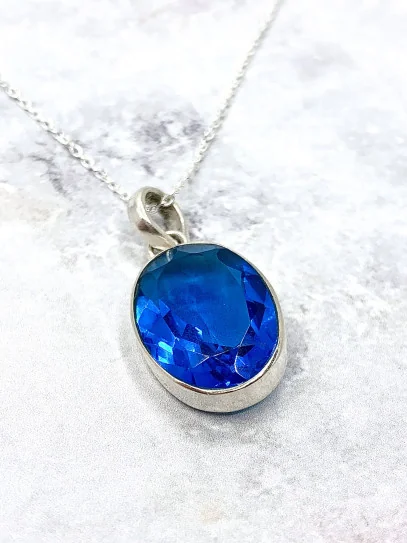 Collar 'Anuri' de Topacio azul intenso