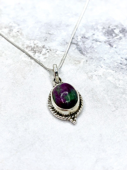 Collar 'Trishna' de Zoisita con Rubí