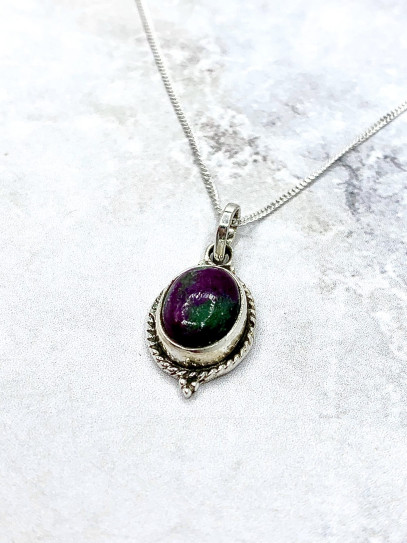 Collar 'Trishna' de Zoisita con Rubí