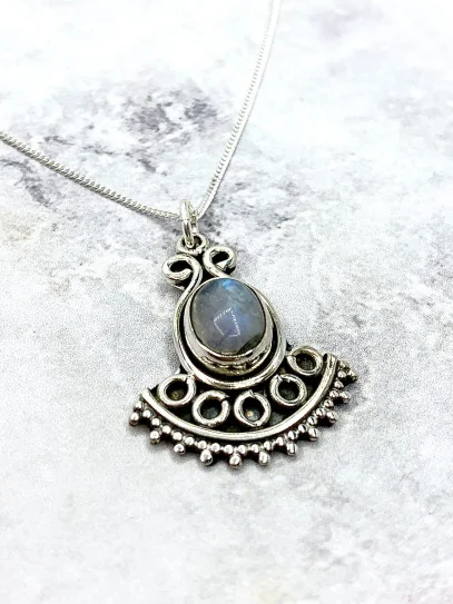 Collar 'Sarayu' de Piedra luna
