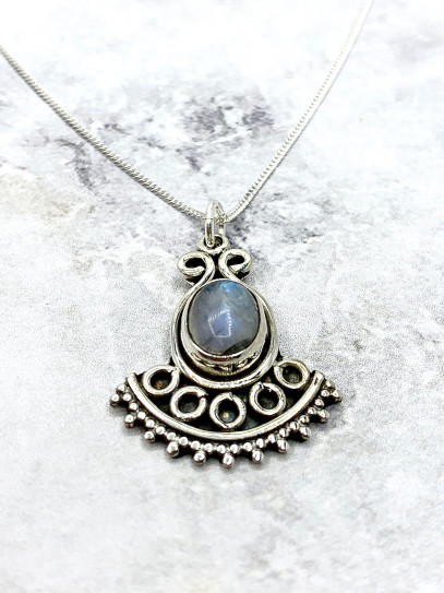 Collar 'Sarayu' de Piedra luna