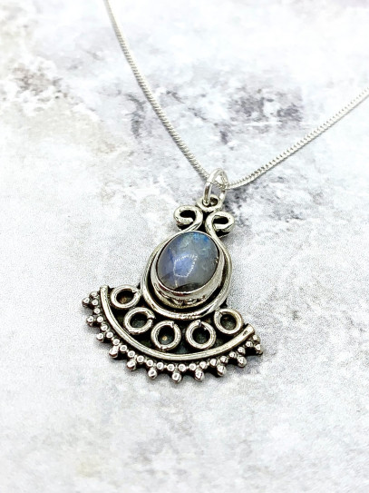 Collar 'Sarayu' de Piedra luna