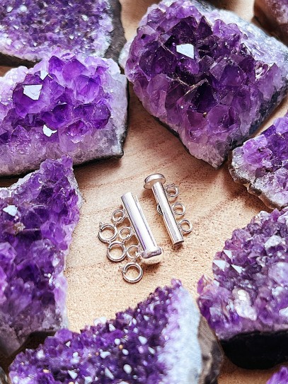 Closure for three necklaces