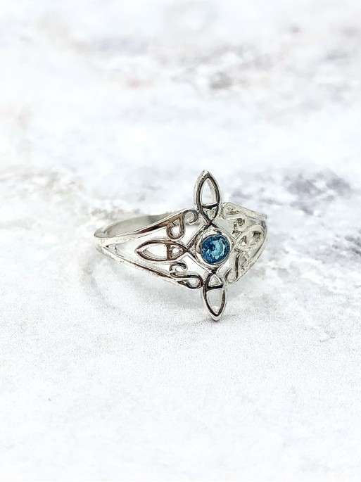 Anillo 'Bridget' de Nudo Brujas y Topacio azul