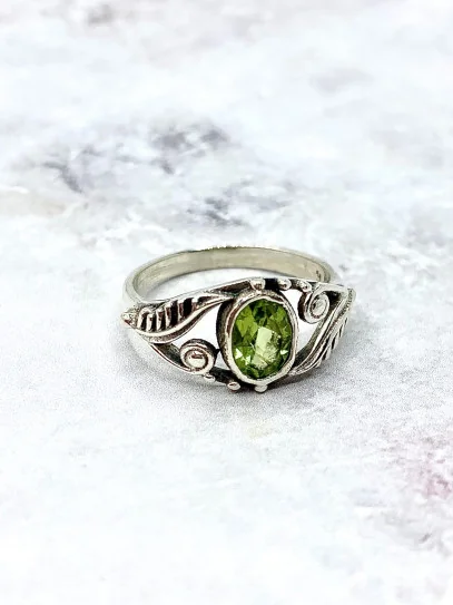 Anillo 'Cassandra' de Olivina