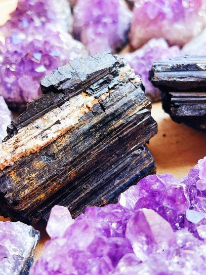 Turmalina en brut natural - mida gran | Protecció