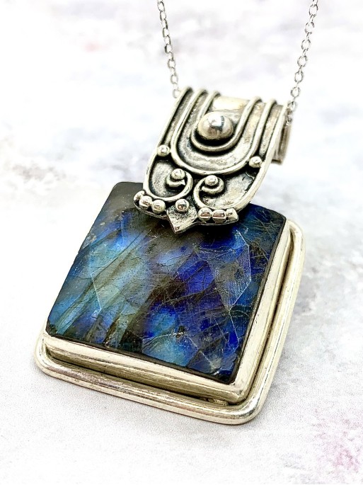 Pieza única artesanal de Labradorita natural