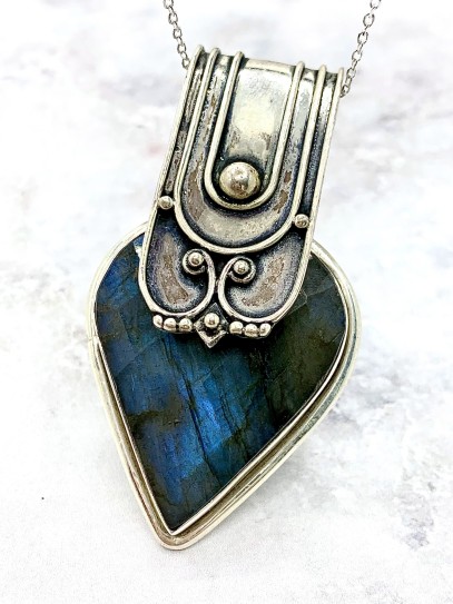 Pieza única artesanal de Labradorita natural