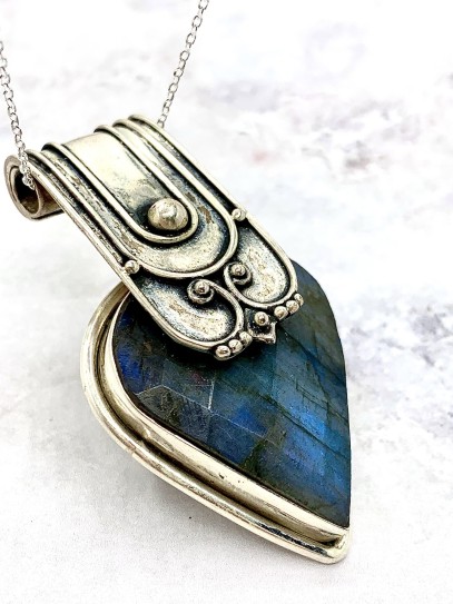 Peça única artesanal de Labradorita natural