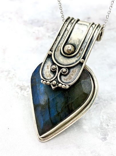 Pieza única artesanal de Labradorita natural