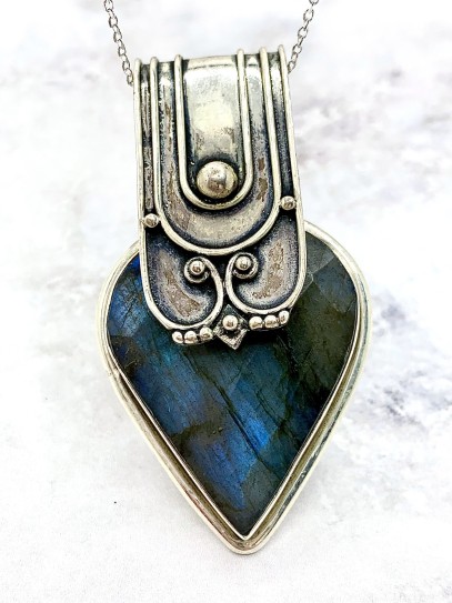 Pieza única artesanal de Labradorita natural