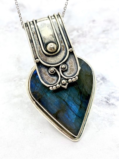 Pieza única artesanal de Labradorita natural