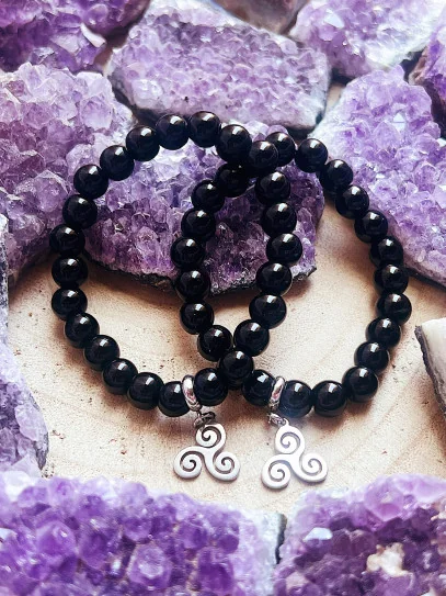 Pulsera 'Asha' de Ónix negro con Trisquel 8mm | Protección y mal de ojo