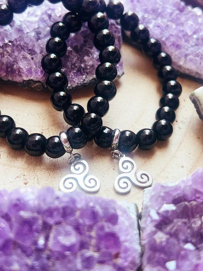 Pulsera 'Asha' de Ónix negro con Trisquel 8mm | Protección y mal de ojo