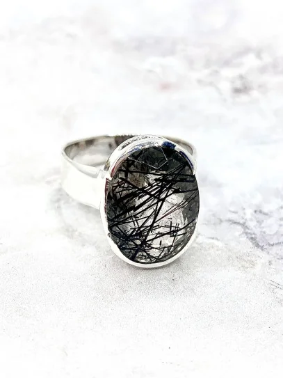 Anillo 'Vanisha' de Cuarzo rutilado con Turmalina