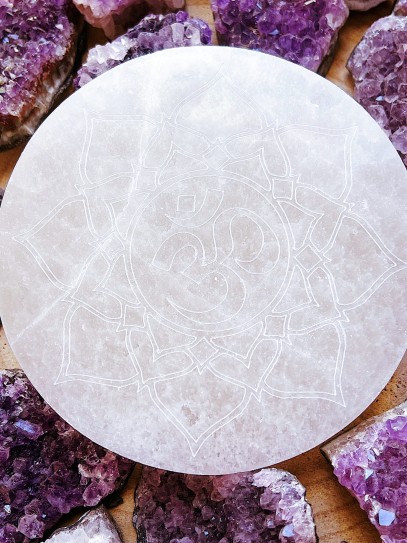 Placa de Selenita con Om grabado (tamaño XL)